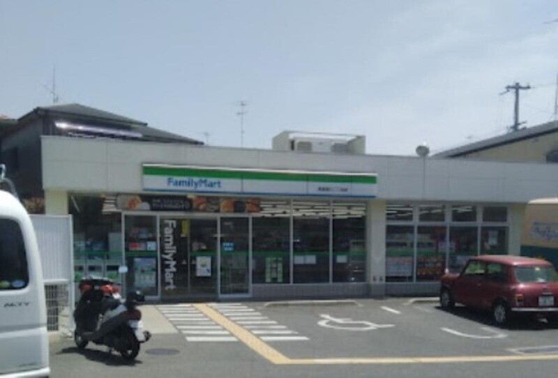 コンビニ　ファミリーマート箕面瀬川二丁目店（コンビニ）まで270m