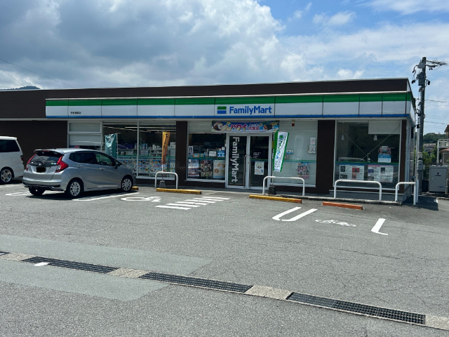 コンビニ　ファミリーマート伊勢楠部店（コンビニ）まで448m