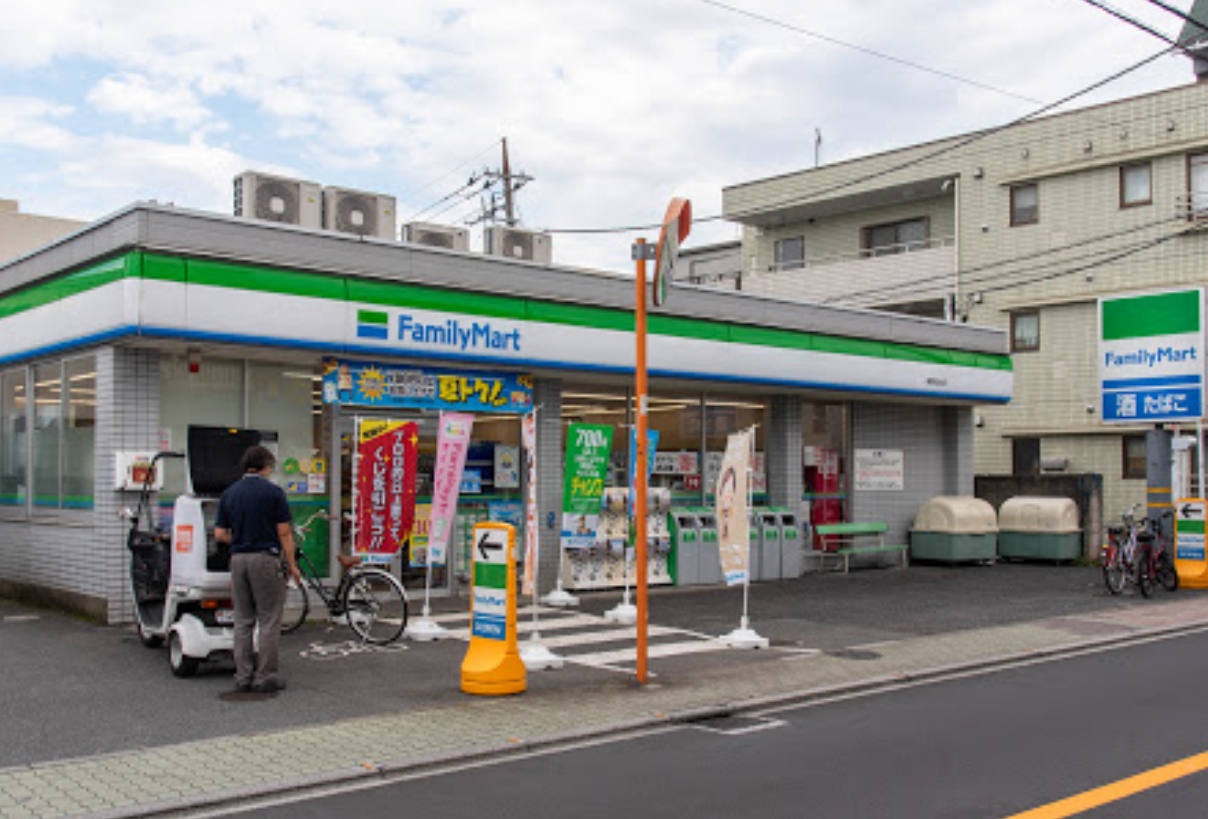 コンビニ　ファミリーマート練馬桜台店（コンビニ）まで262m