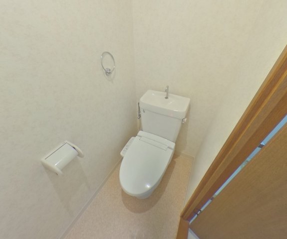 トイレ　落ち着いた色調のトイレです