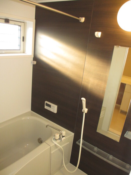 バス・シャワールーム　コンパクトで使いやすいお風呂です