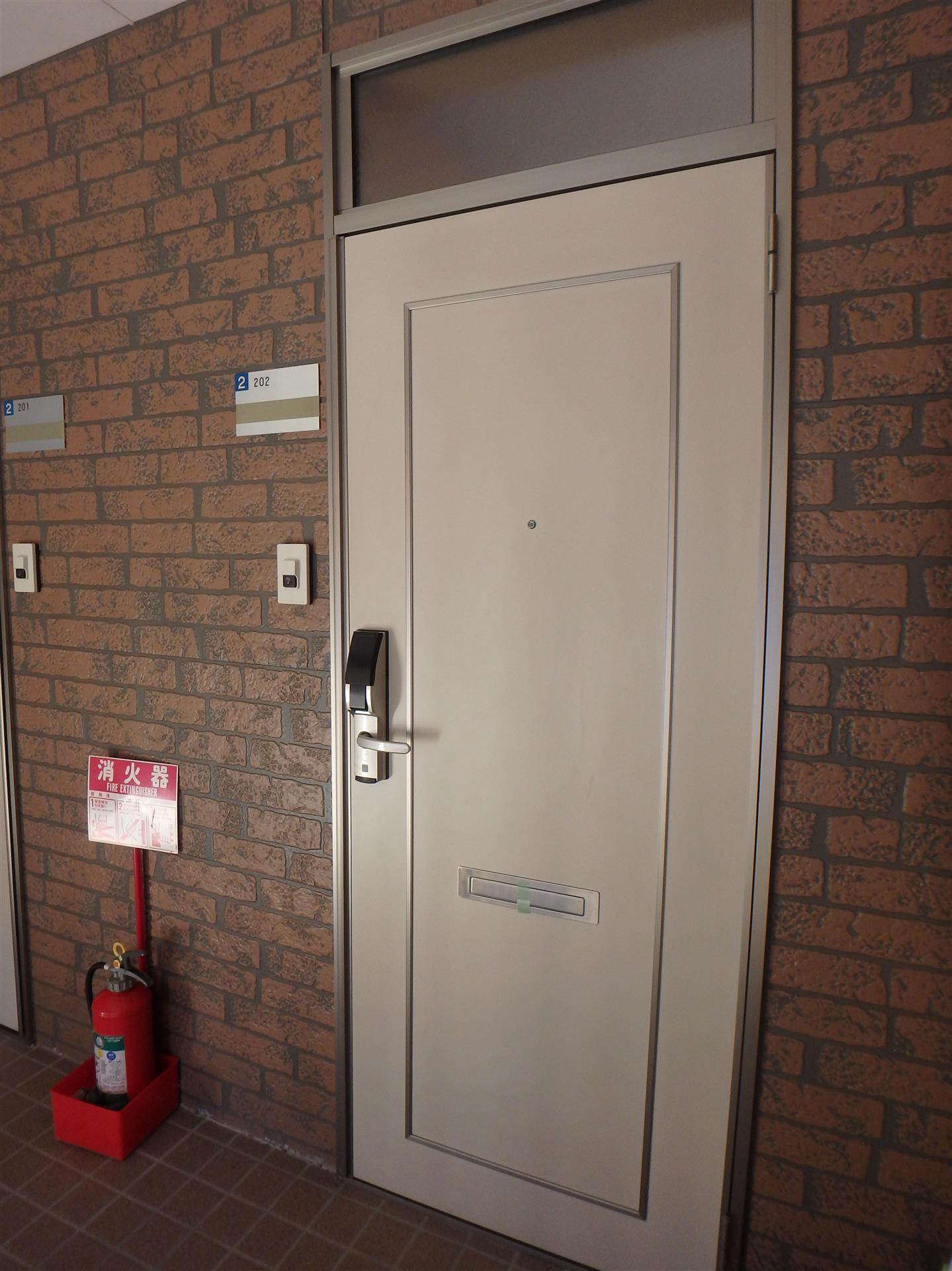 玄関　同タイプの別部屋写真です