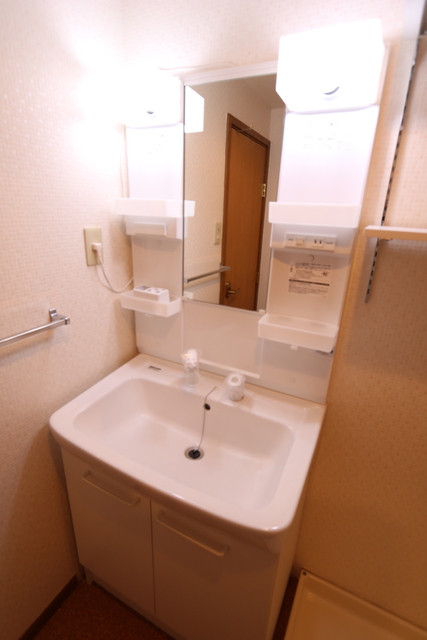 洗面設備　☆朝の用意に便利なシャワー付独立洗面台☆