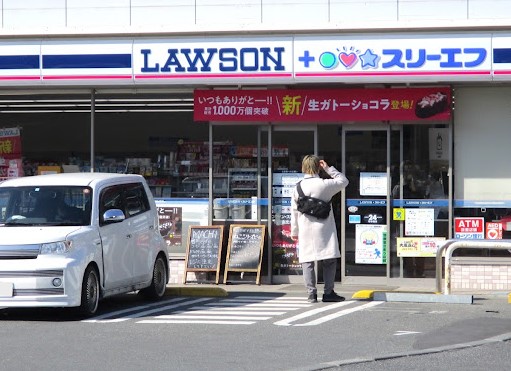 コンビニ　ローソン・スリーエフ 鎌倉由比ガ浜店（コンビニ）まで556m