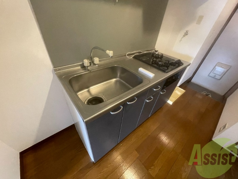 キッチン　二口コンロ付きのシステムキッチンなので使いやすそうですね。