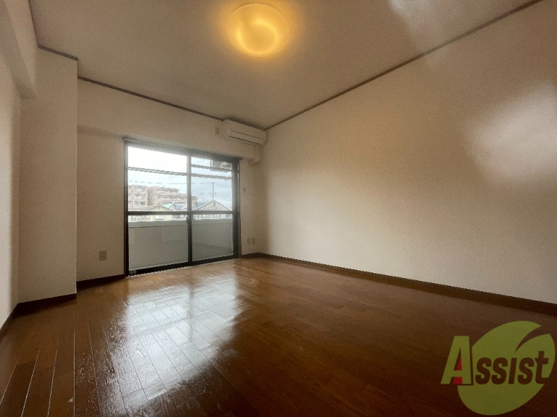 その他部屋・スペース　晴れている日は外からの光で明るいお部屋になりそうですね。