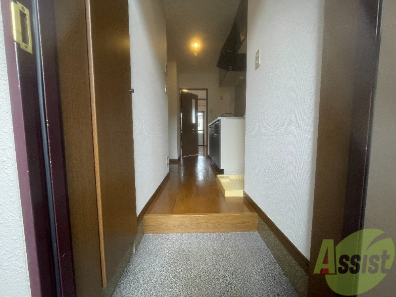 玄関　玄関を開けると、奥の洋室まで廊下がつながっていますね。