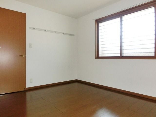 その他部屋・スペース　北側の洋室もフローリング張りです。