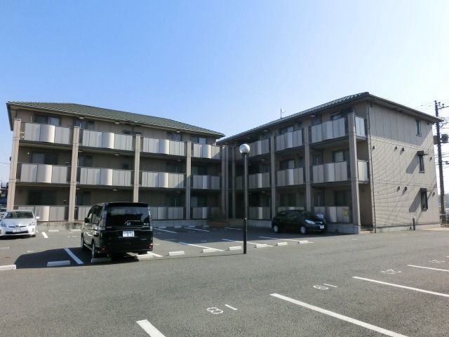 建物外観　敷地内駐車場