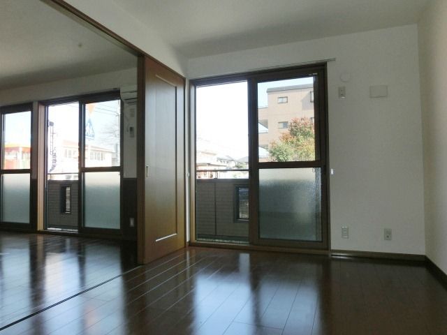 居室・リビング　ＬＤＫから洋室も明るいお部屋です