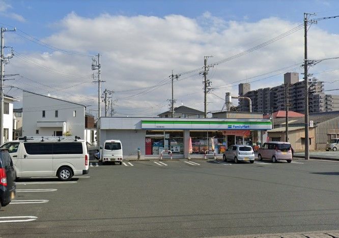 コンビニ　ファミリーマート浜松天龍川町店（コンビニ）まで745m