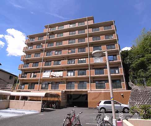 建物外観　レンガ色が特徴的・