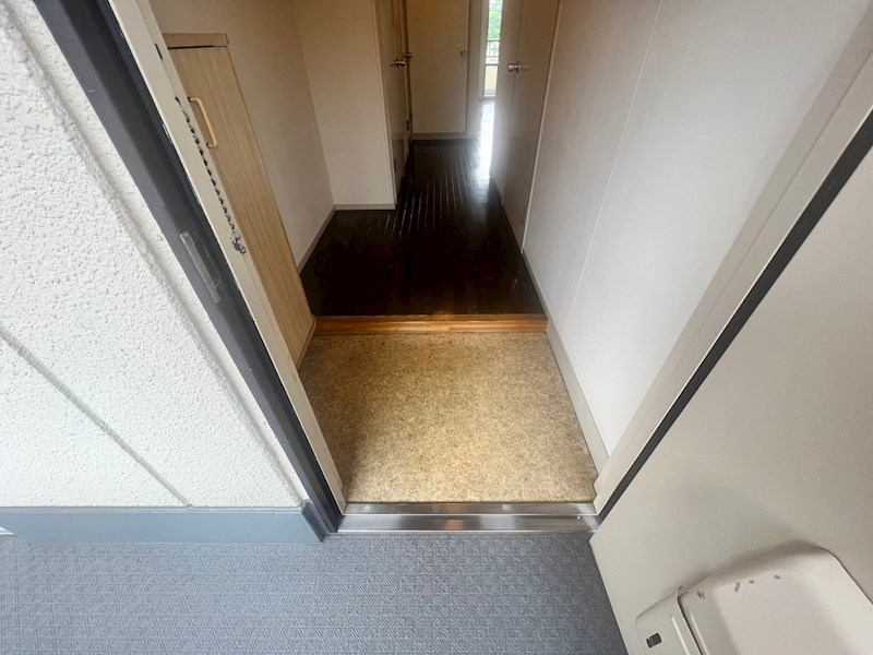 玄関　他のお部屋の写真を使用しております。