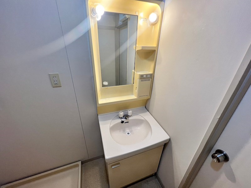 洗面設備　他のお部屋の写真を使用しております。