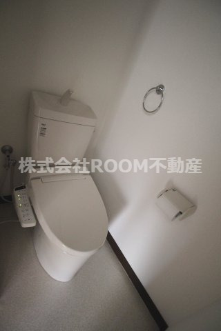 トイレ　落ち着いた色調のトイレです