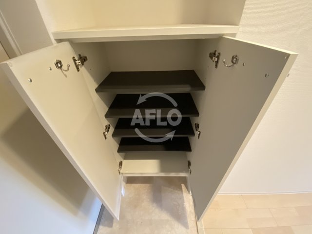 玄関　SERENiTE本町reflet（セレニテ本町ルフレ）　下駄