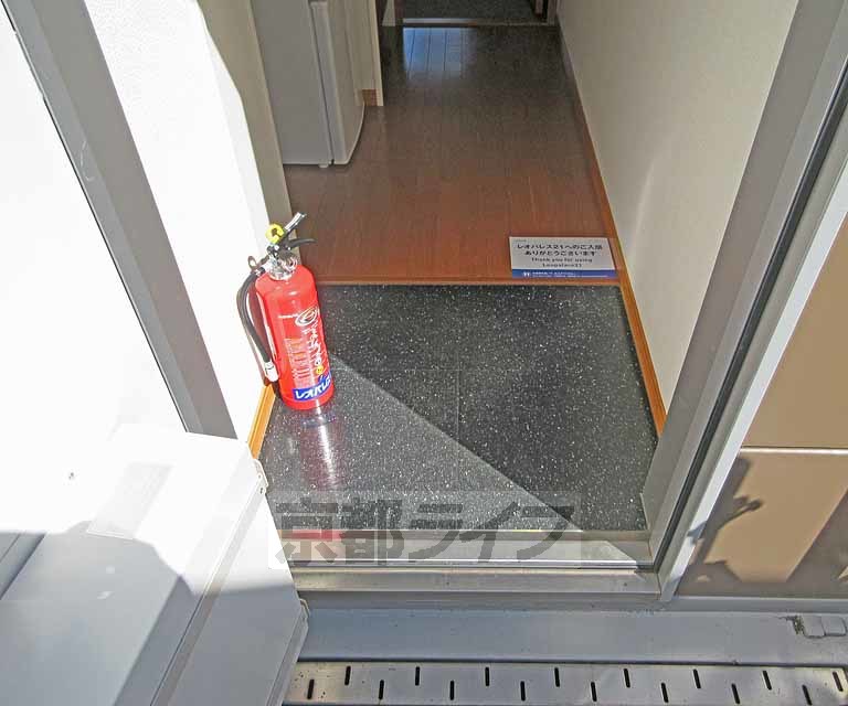 玄関　高級感のある黒タイルです。