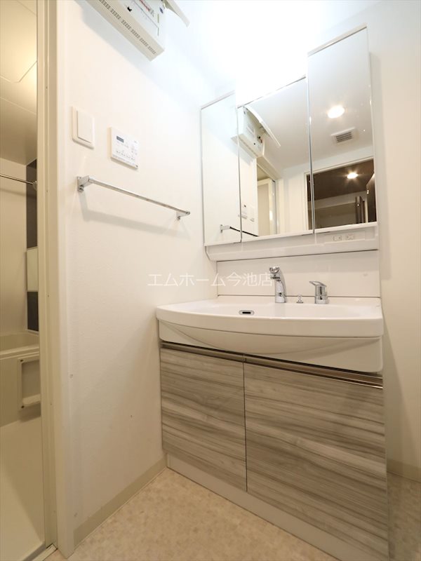 洗面設備　脱衣所　独立洗面台（シャンプードレッサー付）