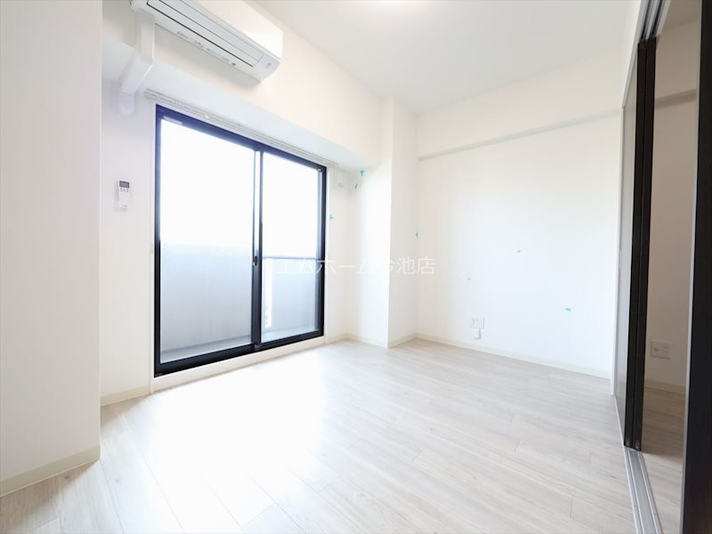 バルコニー　リビング11.08帖　エアコン完備　バルコニーに面しています