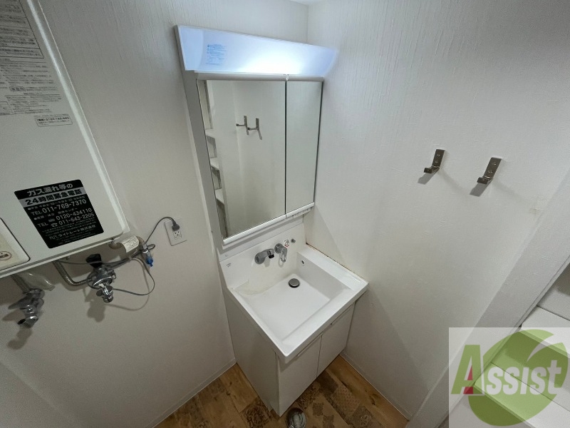 洗面設備　大きくて使いやすそうな独立洗面台になっています。