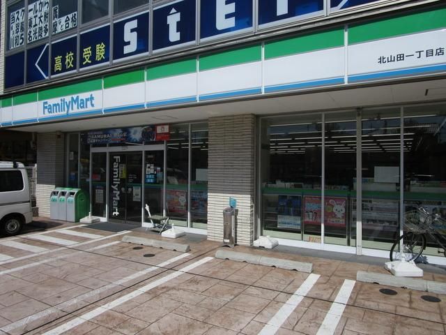 コンビニ　ファミリーマート（コンビニ）まで1200m