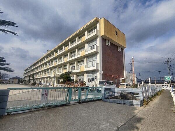 小学校　北名古屋市立師勝西小学校（小学校）まで147m