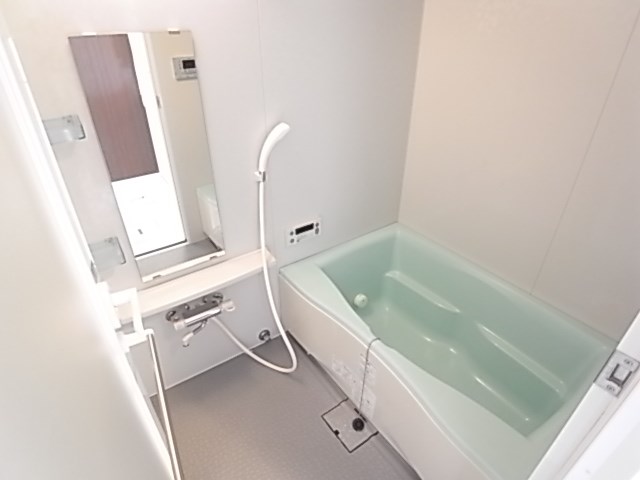 バス・シャワールーム　コンパクトで使いやすいお風呂です