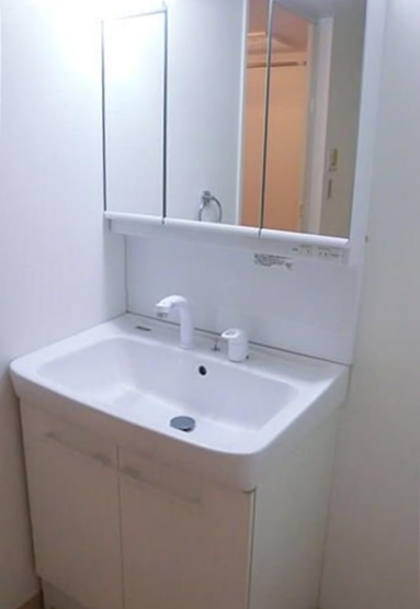 洗面設備　身支度に欠かせない独立洗面台※同仕様