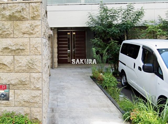 エントランス　重厚感のある建物デザイン♪