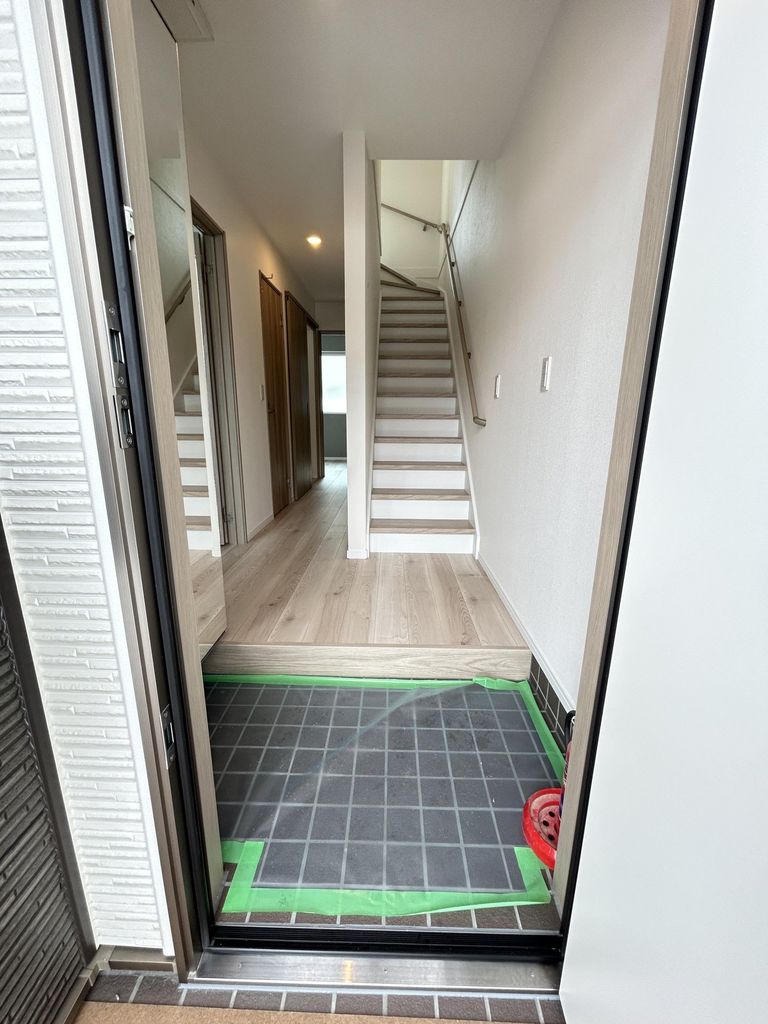 玄関　玄関は磁器タイル貼り