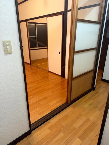 その他部屋・スペース　玄関側から見た洋室