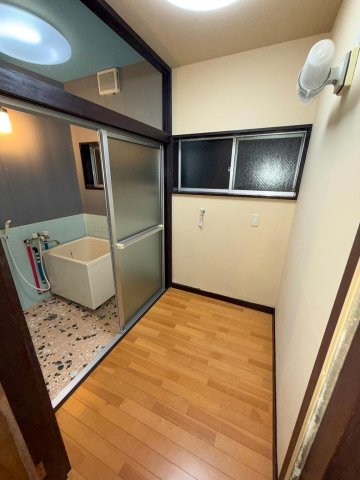 その他設備　脱衣所。洗濯機用の水栓は新品に交換