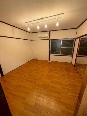 居室・リビング　洋室。おしゃれなレールライト。エアコンは新品です