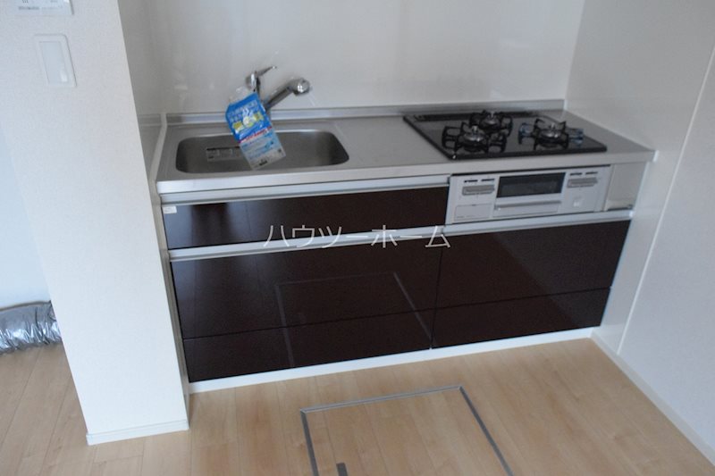 キッチン　3口システムキッチン採用