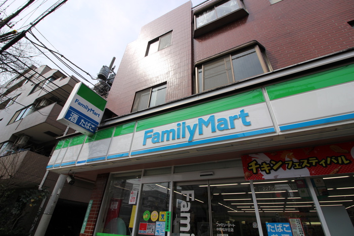 コンビニ　ファミリーマート（コンビニ）まで305m