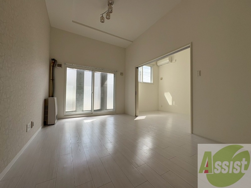 居室・リビング　広くてキレイなお部屋が広がっていて、充実した生活が送れそう。