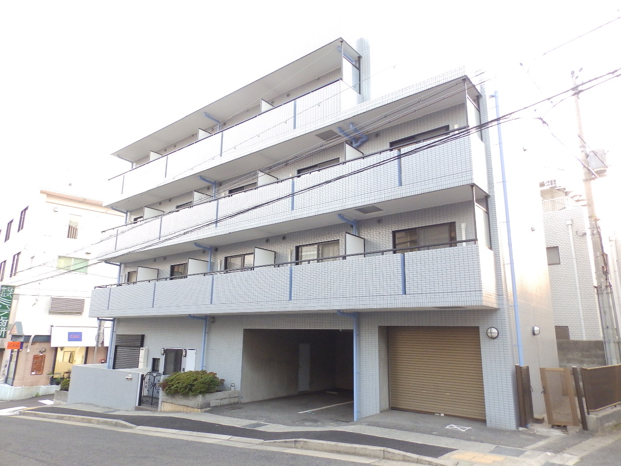 建物外観　綺麗なタイル貼りです