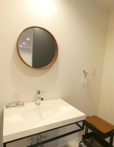 洗面設備　独立洗面台、小物を置くことができて便利です