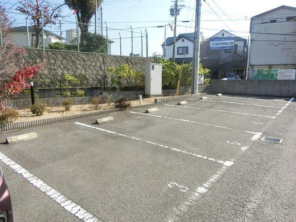 駐車場　敷地内駐車場！