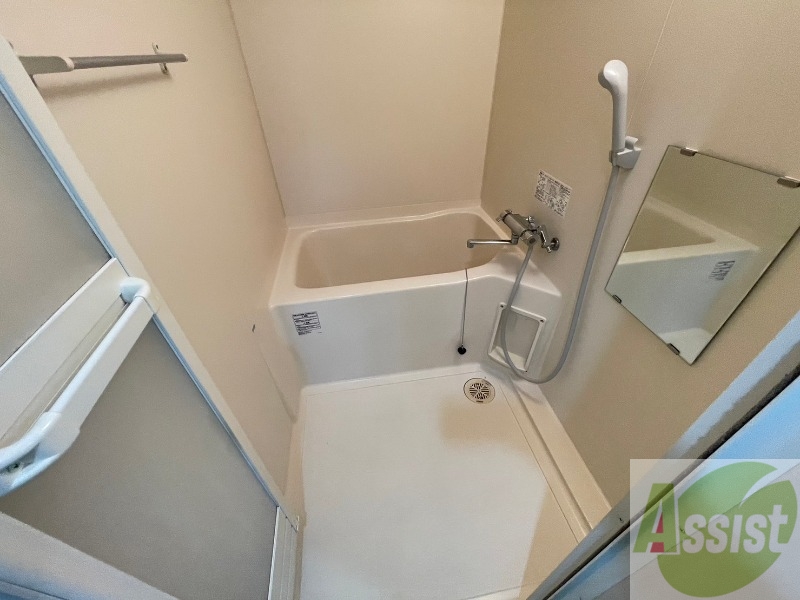 バス・シャワールーム　バスルームは狭すぎず、シャワーも浴びやすそうです。