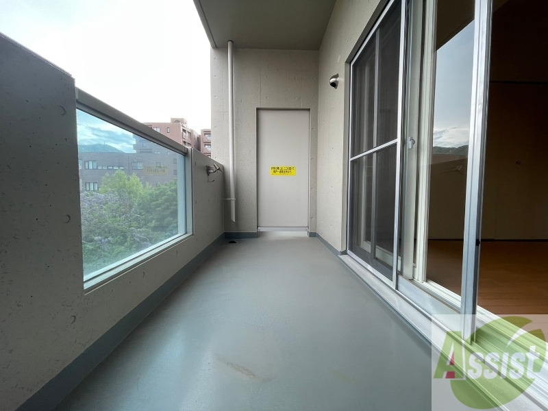 バルコニー　バルコニーは幅があり、広い印象を受けました。