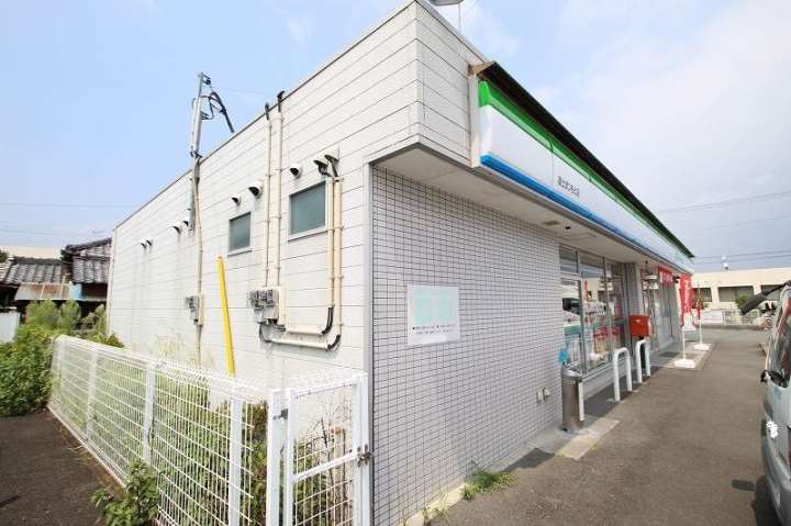 コンビニ　ファミリーマート（コンビニ）まで570m
