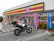 コンビニ　ヤマザキショップドラッグサクラ（コンビニ）まで113m