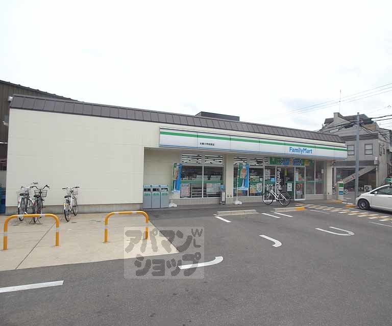 コンビニ　ファミリーマート太秦小学校前店（コンビニ）まで72m