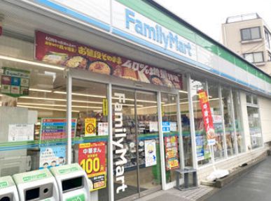 コンビニ　ファミリーマート 目黒本町三丁目店（コンビニ）まで132m