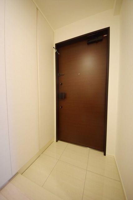 玄関　写真は同タイプ住居です。