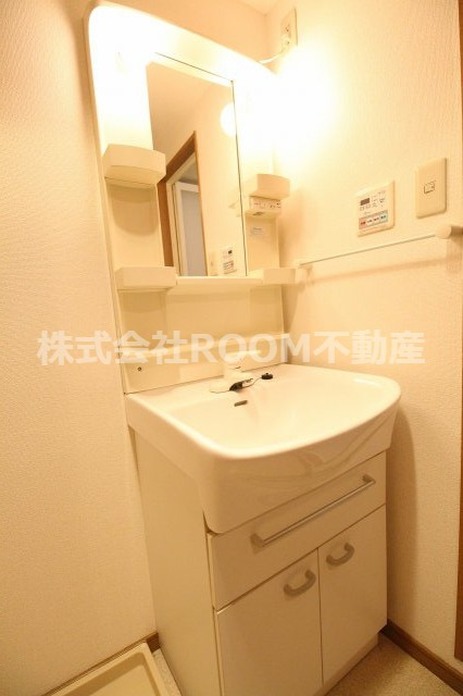 洗面設備　独立洗面化粧台が付いています