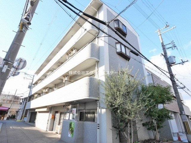 建物外観　オートロック付き　南向きで日当たり良好です