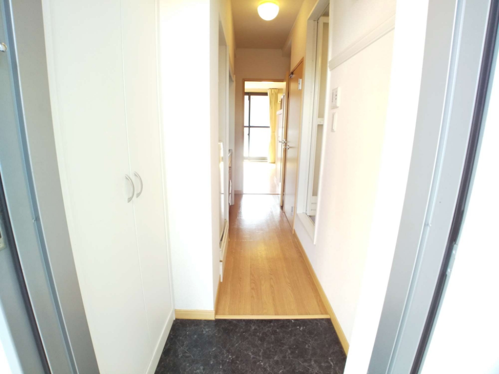 玄関　玄関ドアは防犯サムターン設置