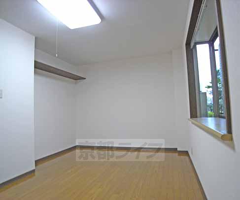 居室・リビング　棚と出窓つきで可愛いお部屋です。